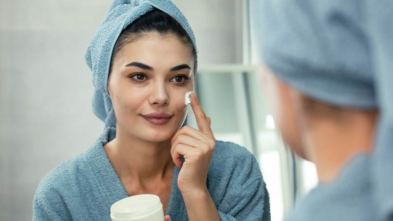 Как убрать брыли на лице: косметология и хирургия