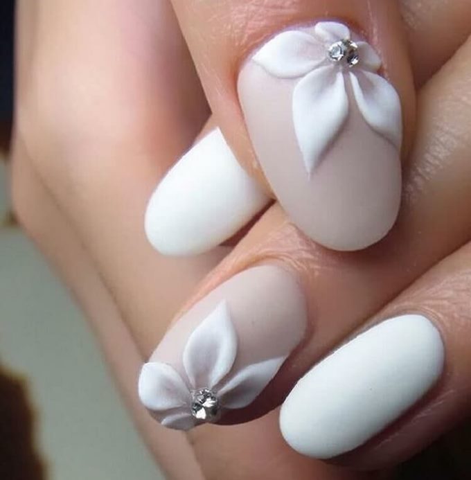 объемный рисунок в технике лепки белый маникюр объемный рисунок в технике лепки белый маникюр