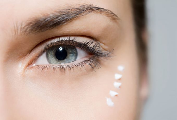 Обязательные этапы ухода за кожей вокруг глаз