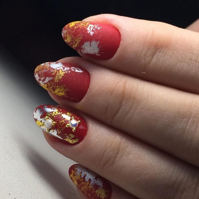 Идеи красного маникюра с фольгой Идеи красного маникюра с фольгой