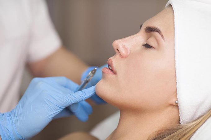 Методика проведения процедуры увлажнения губ гиалуроновой кислотой