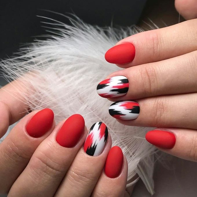 Красный матовый нейл-арт Красный матовый нейл-арт